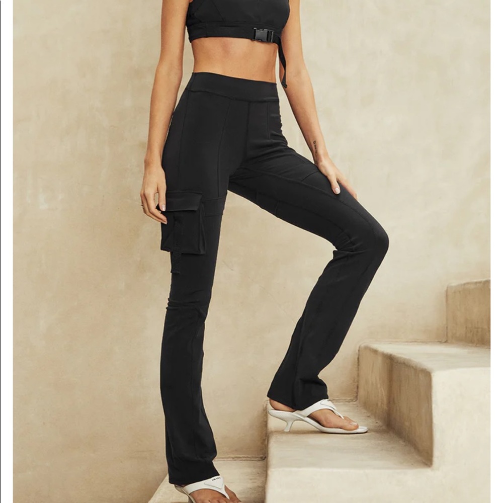 Alo yoga catch the vibe legging. Brand new! Cargo flare legging.